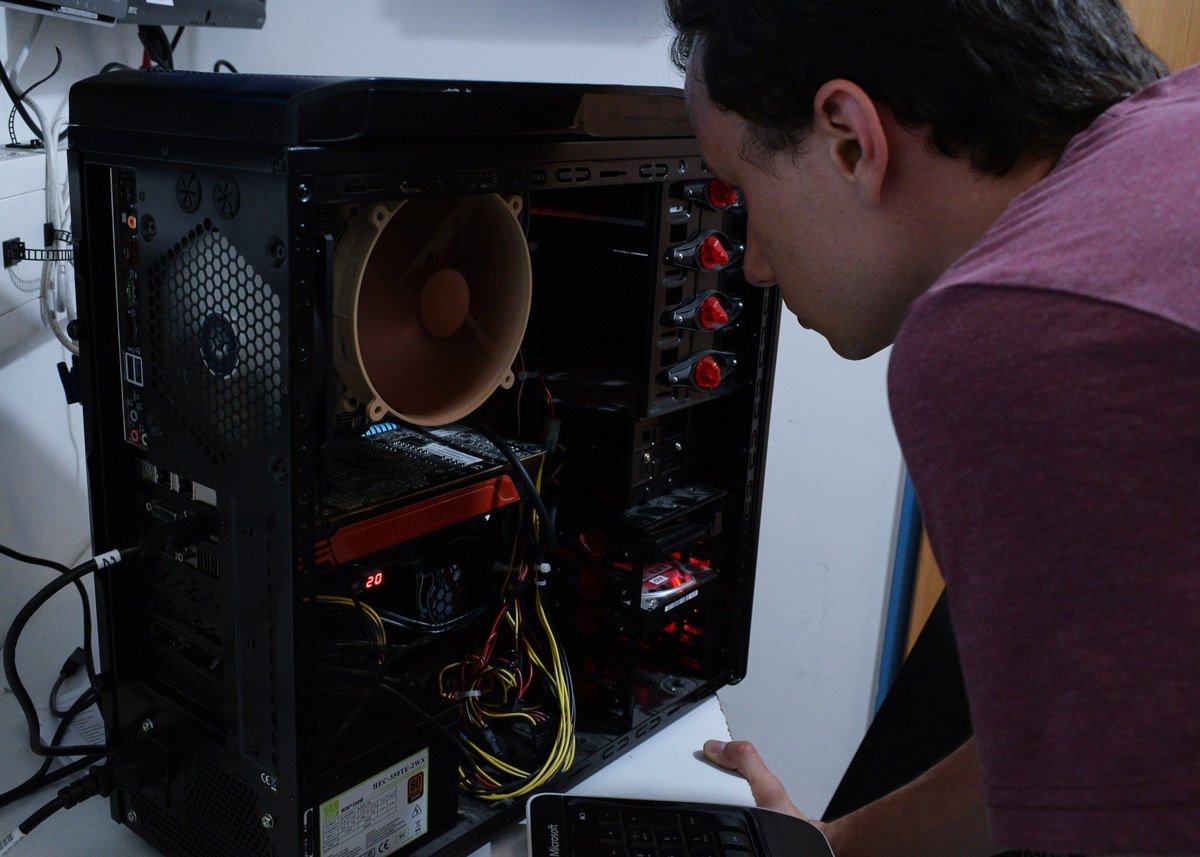 Techniker Thomas prüft einen geöffneten Kunden-PC