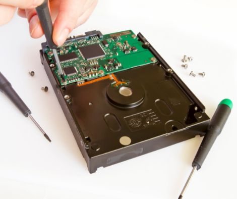 Geöffnete Festplatte mit freigelegter Elektronik