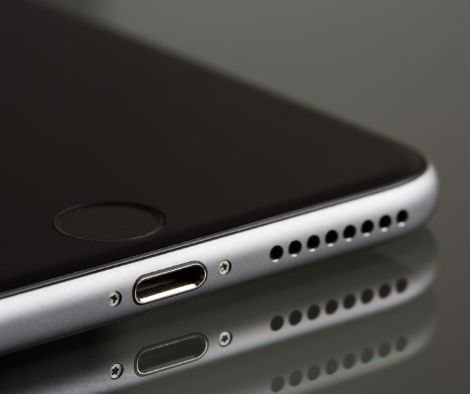 Smartphone mit Ladeanschluss