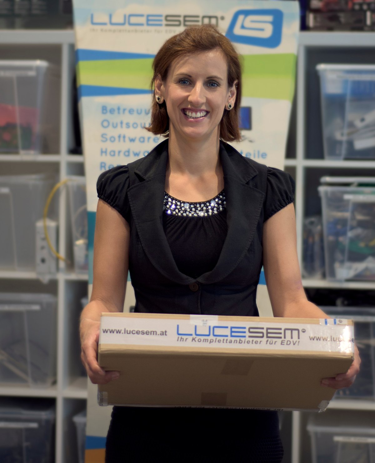 Ulrike hält einen versandfertig verpackten Karton