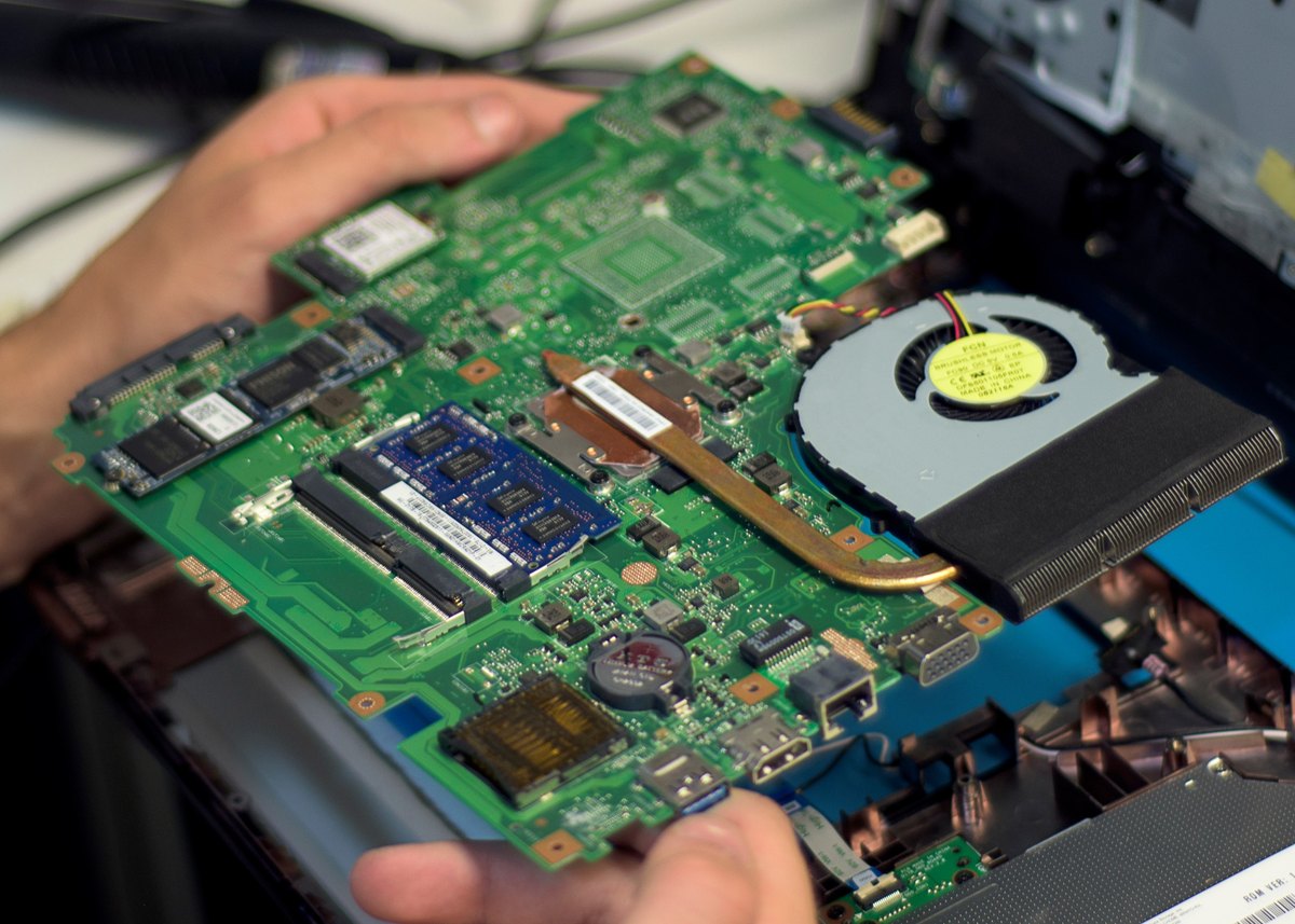 Geöffnetes Notebook mit freigelegtem Mainboard und Kühlsystem