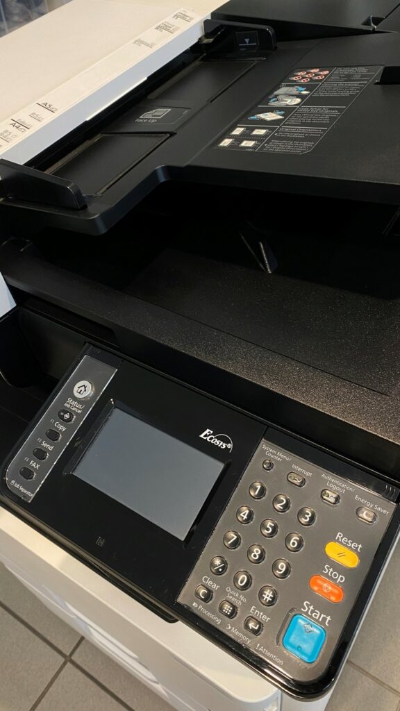 Geöffneter Bedienbereich eines Kyocera ECOSYS M8124cidn