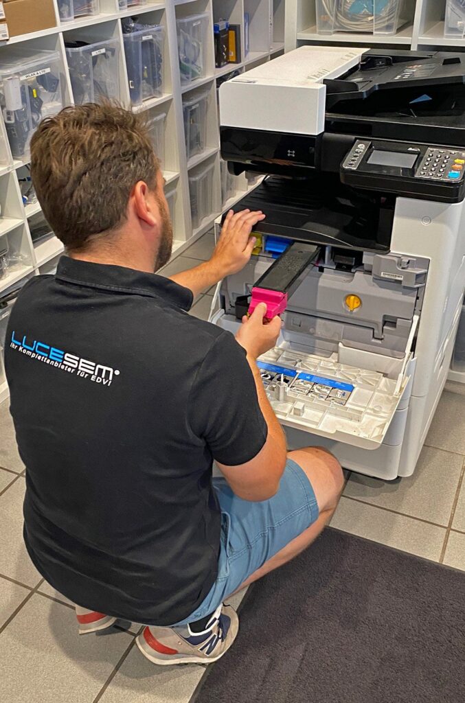 Techniker am geöffneten Kyocera ECOSYS M8124cidn
