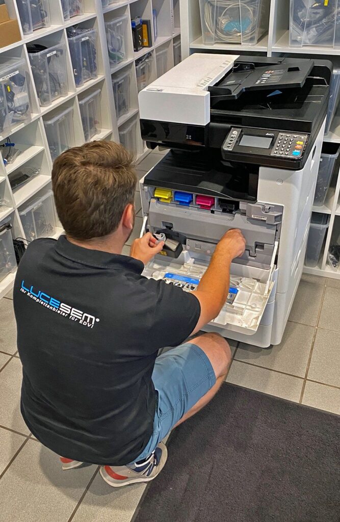 Arbeit an Baugruppen des geöffneten Kyocera ECOSYS M8124cidn