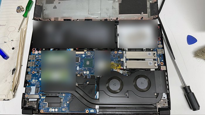 Geöffnetes Acer Nitro 5 mit Kühlsystem, Lüftern und Arbeitsspeicher