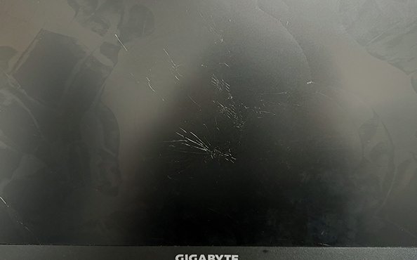 Beschädigtes Display eines Gigabyte G5 Notebooks