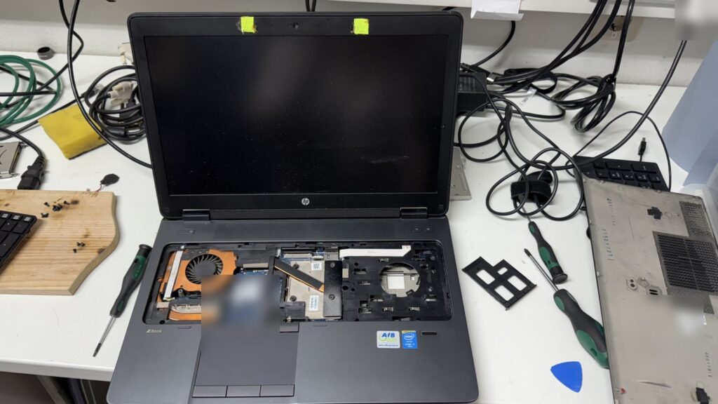 Geöffnetes HP ZBook 15 G2 mit ausgebauter Tastatur