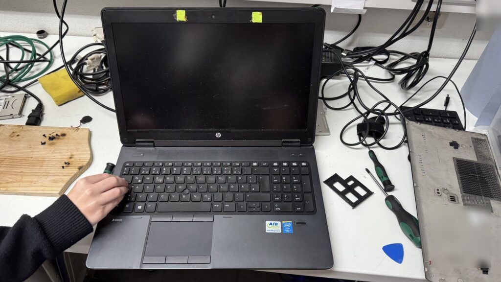 HP ZBook 15 G2 bei der Prüfung der eingebauten Tastatur