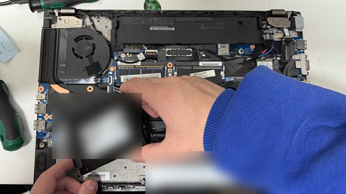 SSD vor dem Einbau in ein geöffnetes Lenovo ThinkPad T550