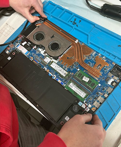 Geöffnetes Acer Aspire 7 mit sichtbarem Mainboard und Kühlsystem