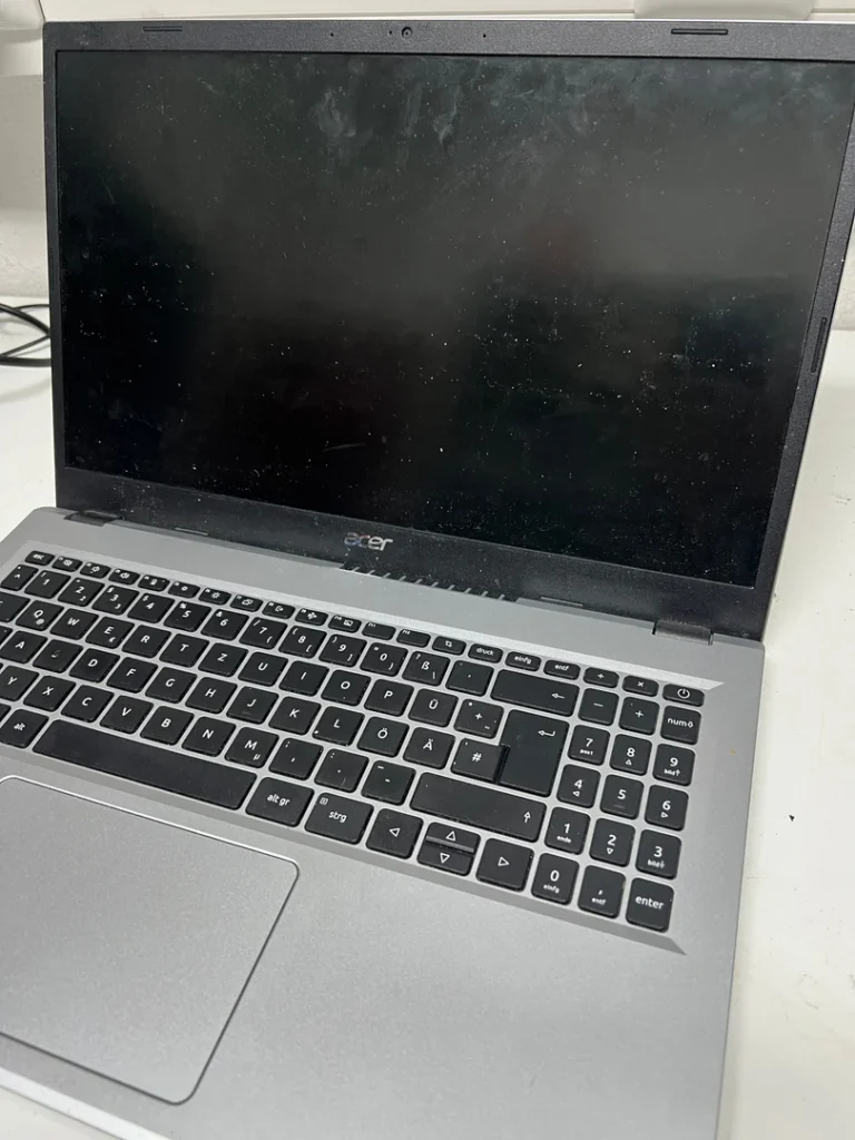 Acer Aspire Notebook mit schwarzem Display auf der Arbeitsfläche