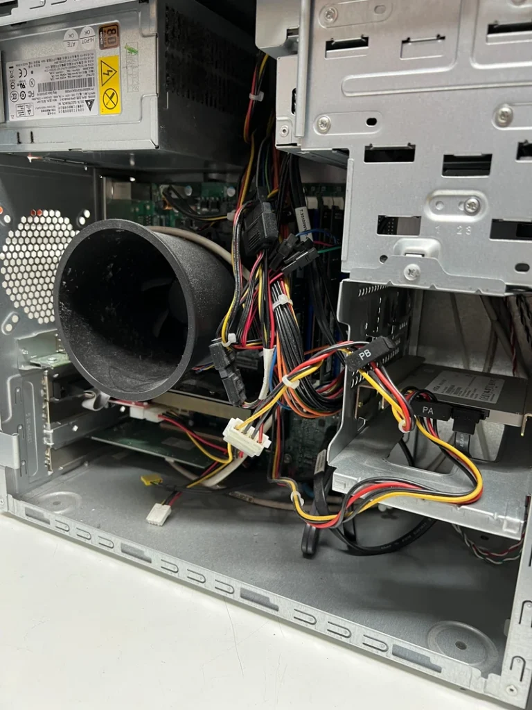 Geöffnetes Gehäuse des Acer Aspire Stand-PC mit Netzteil und Verkabelung