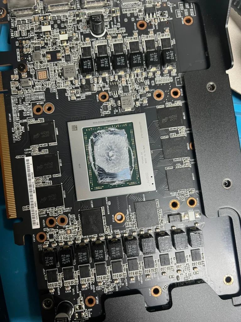Freigelegter Grafikchip der ASRock RX 6800 XT mit aufgetragener Wärmeleitpaste