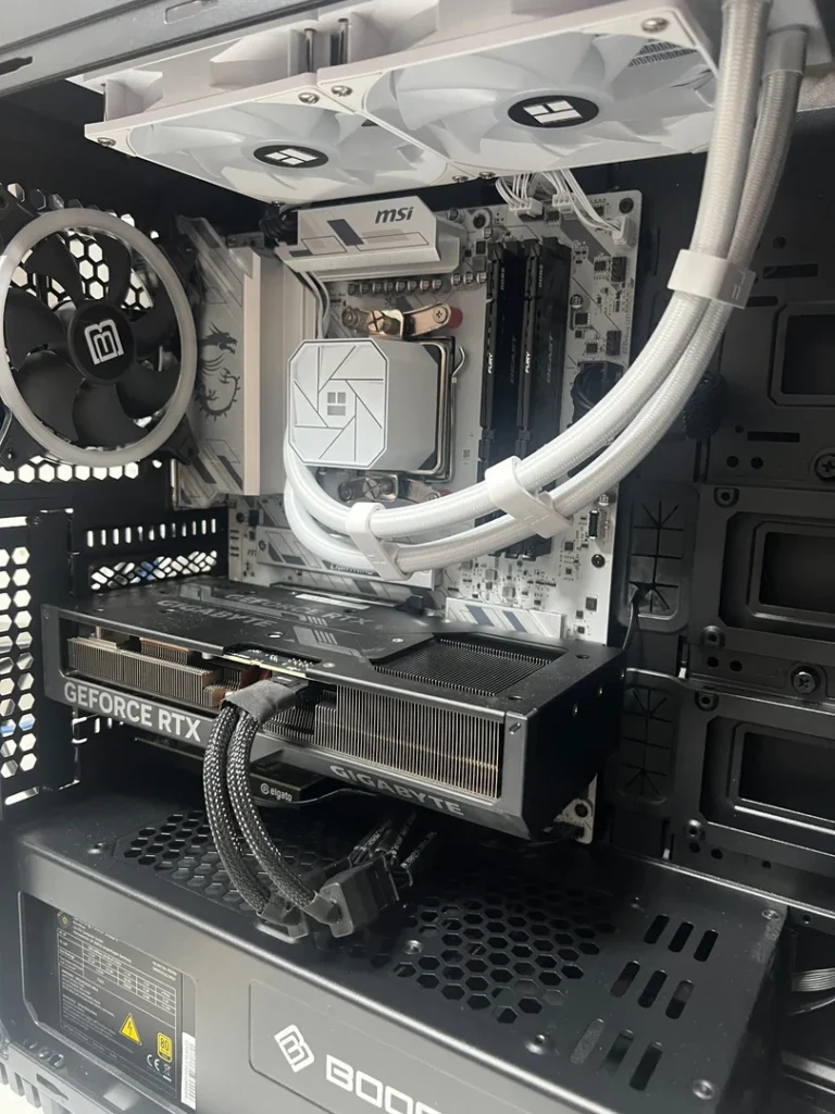 Innenraum des Boostboxx Gaming-PCs mit weißem Mainboard, AIO und GeForce RTX Grafikkarte