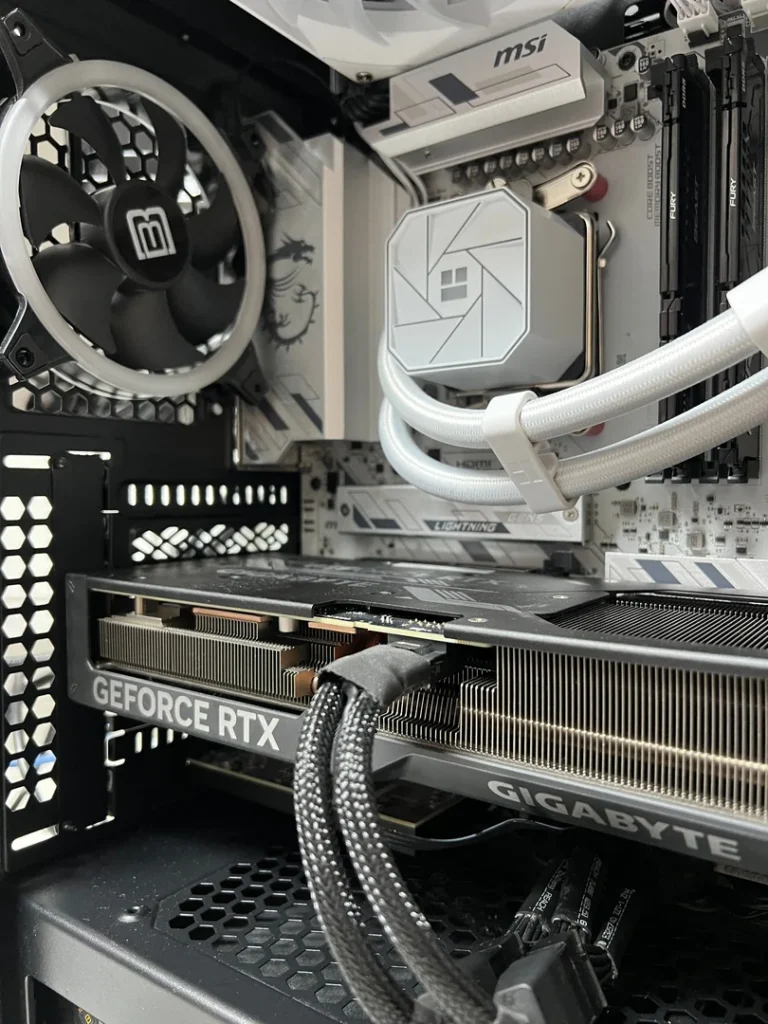Weiße AM5-Plattform mit AIO-Kühlung und Gigabyte GeForce RTX Grafikkarte