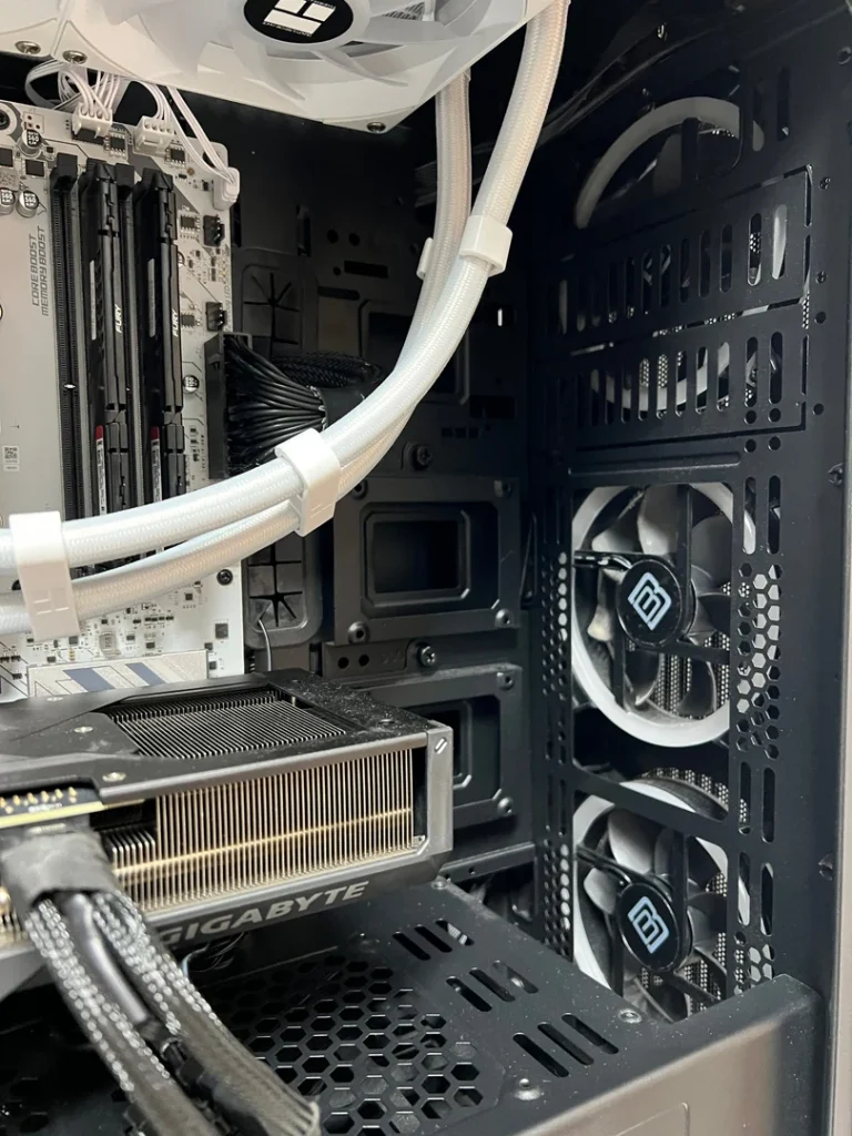 Geordnete AIO-Schläuche und Stromkabel im Boostboxx Gaming-PC