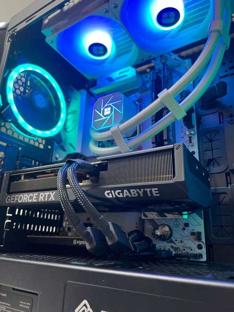 Eingeschaltete RGB-Beleuchtung der weißen AIO und Gehäuselüfter im Boostboxx Gaming-PC