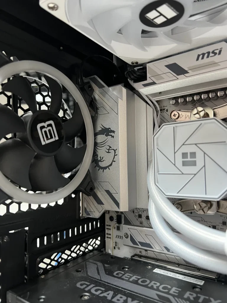 Weiße RGB-AIO-Wasserkühlung und weißes AM5-Mainboard im Gaming-PC