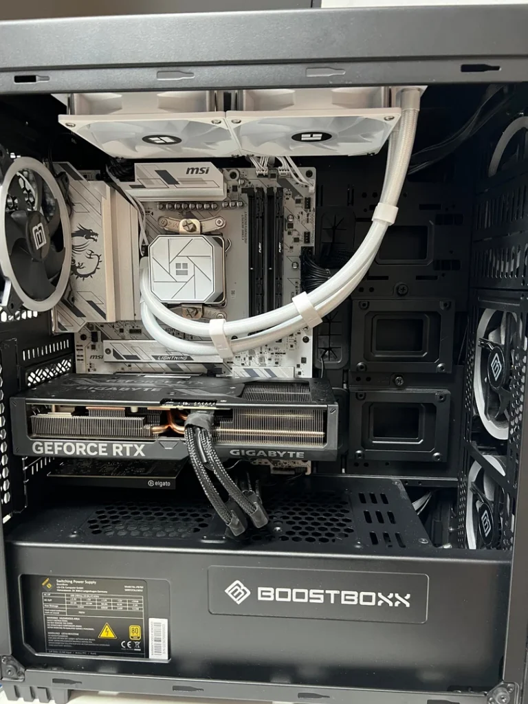 Weißes MSI AM5-Mainboard mit Ryzen 7 9800X3D und weißer AIO-Kühlung