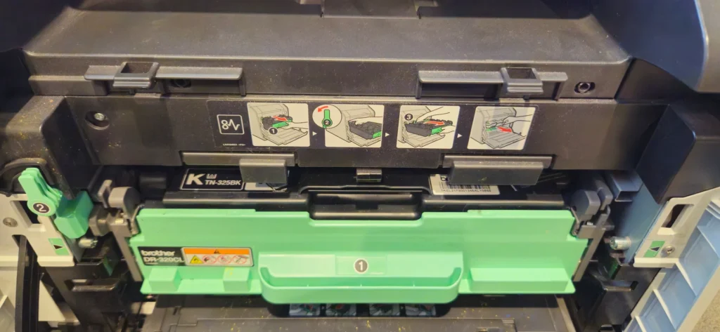 Geöffneter Innenbereich des Brother MFC-9460CDN