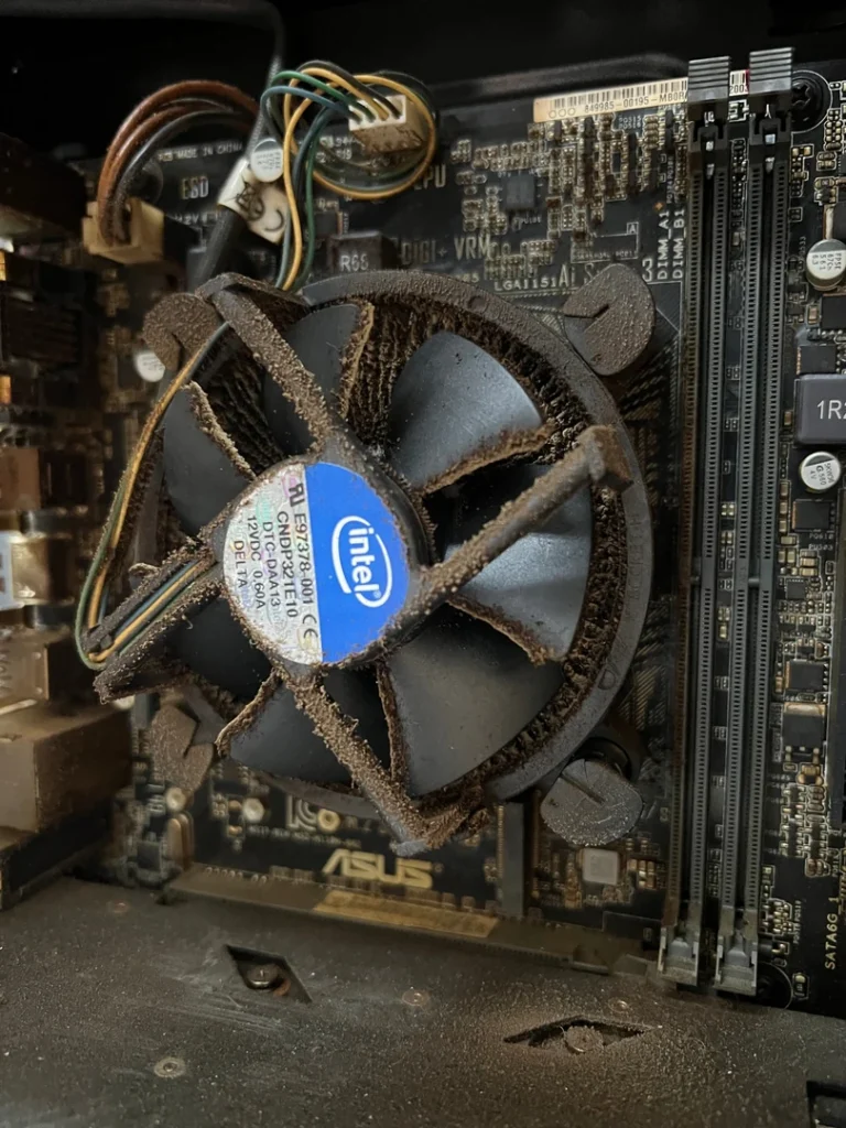 Dichte Staubablagerungen am Intel CPU-Kühler eines Selbstbau-PCs