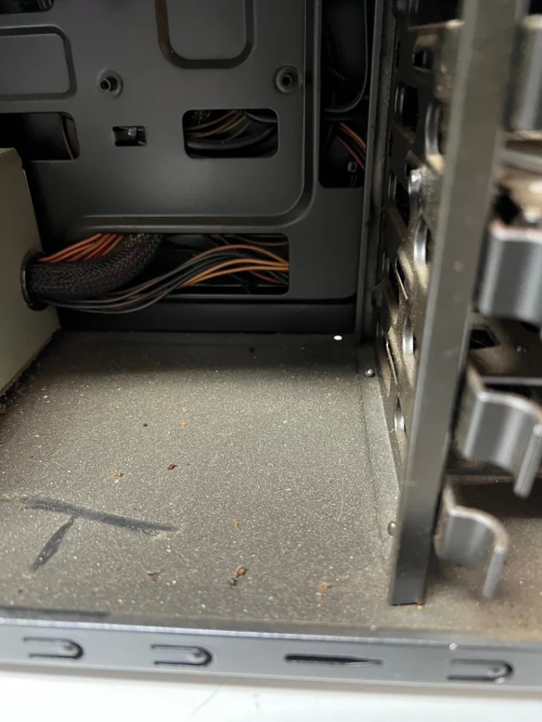 Staubablagerungen an Grafikkarte und Mainboard eines geöffneten Selbstbau-PCs