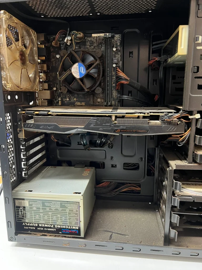 Geöffneter Selbstbau-PC mit Mainboard, Grafikkarte und Laufwerkskäfig