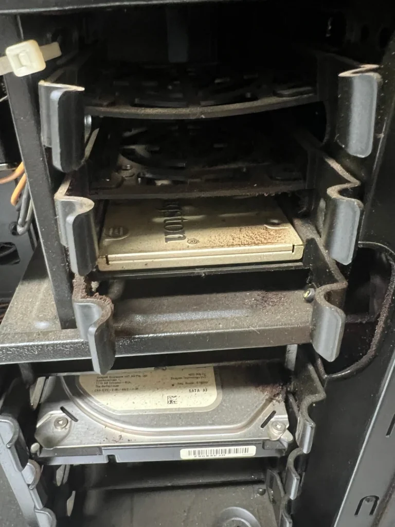Staub im Laufwerkskäfig und an den Festplatten eines Selbstbau-PCs