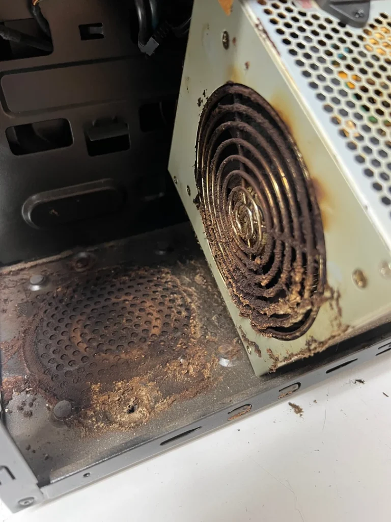 Starke Staubablagerungen am Lüftergitter des PC-Netzteils