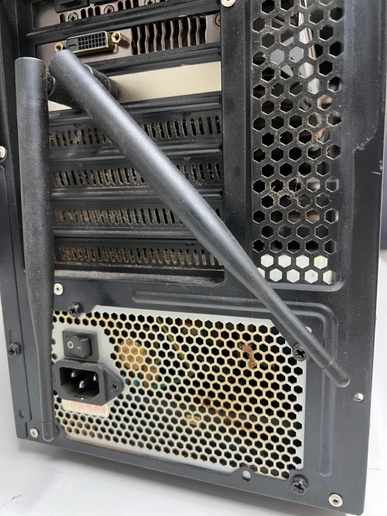 Staub an Lüftungsöffnungen und Anschlüssen der PC-Gehäuserückseite