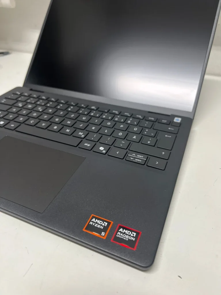 Detailansicht des geöffneten Dell DC14255 mit Display und Tastatur