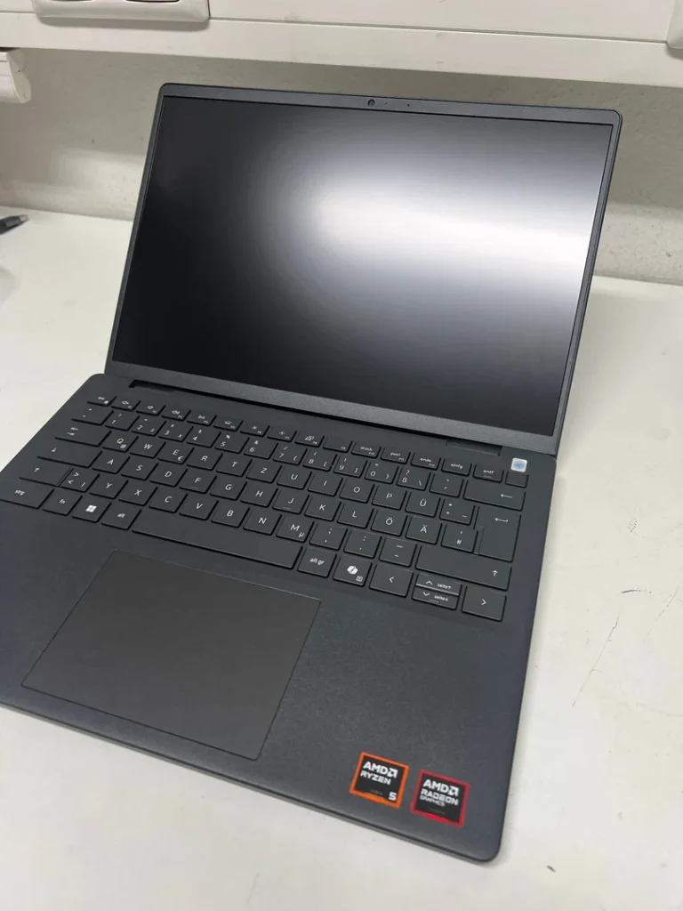 Geöffnetes Dell DC14255 aus schräger Perspektive auf einem Werkstatttisch