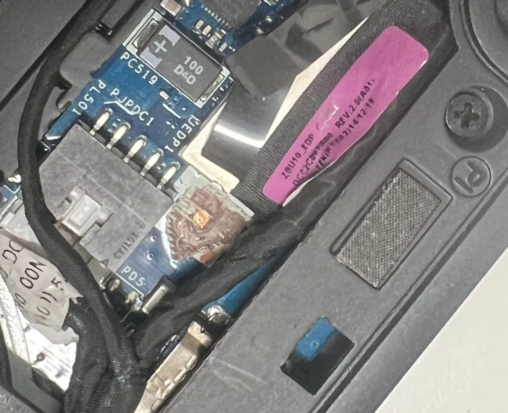 Detailansicht der beschädigten EDP-Blende im geöffneten Dell Latitude E7450