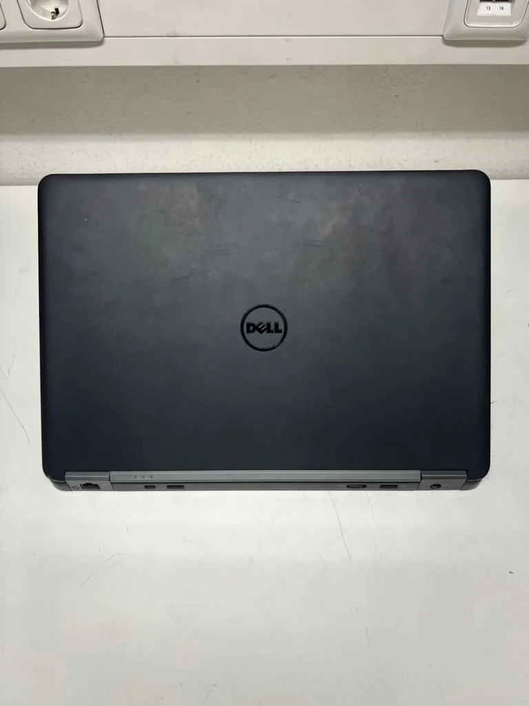 Geschlossenes Dell Latitude E7450 mit sichtbarer Rückseite und Anschlüssen