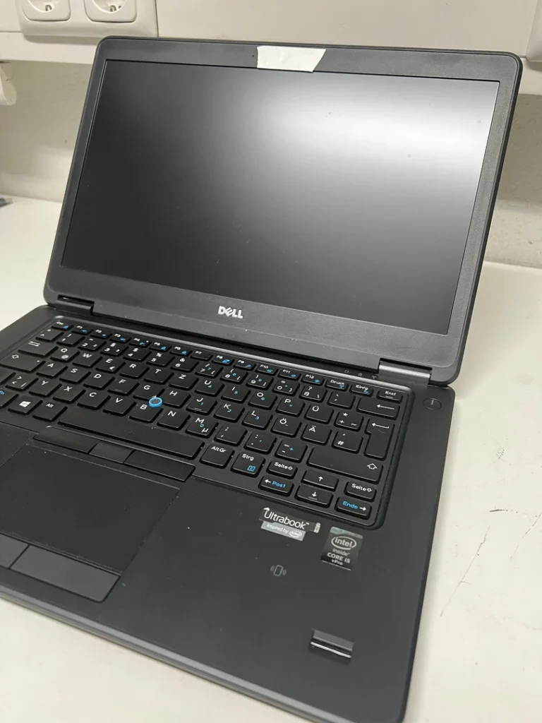 Geöffnetes Dell Latitude E7450 auf einem Werkstatttisch