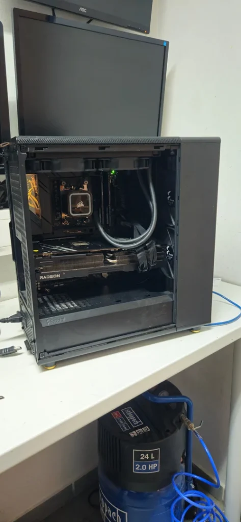 Geöffneter Fractal Design North Gaming-PC mit eingebauter Radeon-Grafikkarte
