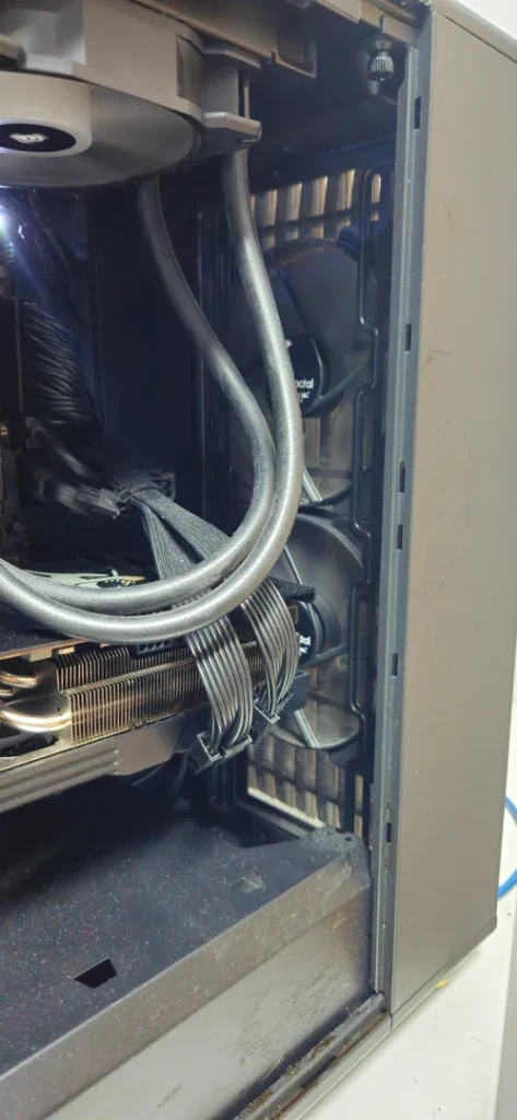 Detailansicht von Grafikkarte, Verkabelung und Kühlung im Gaming-PC
