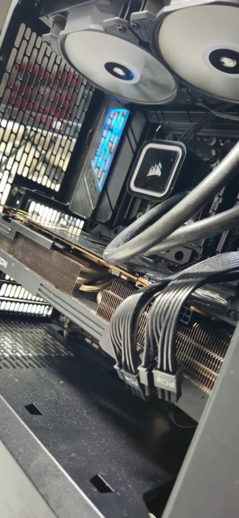 Detailansicht der Radeon-Grafikkarte im geöffneten Gaming-PC