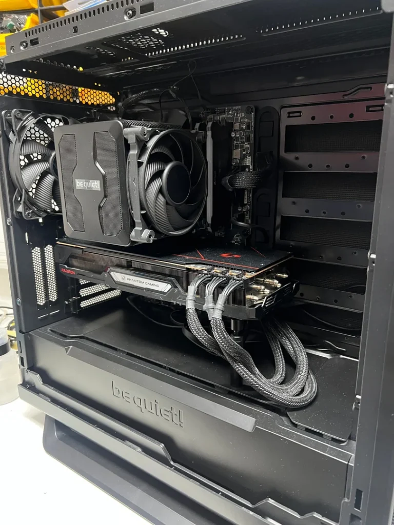 Innenansicht des geöffneten Gaming-PCs mit Grafikkarte und Prozessorkühler