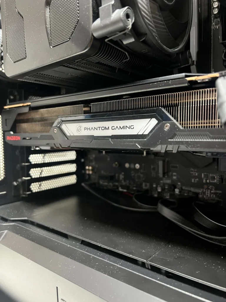 Detailansicht der Grafikkarte im geöffneten Gaming-PC