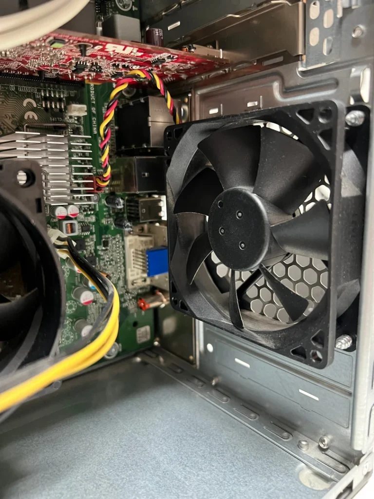 Gereinigter Gehäuselüfter im HP Pavilion P6720at