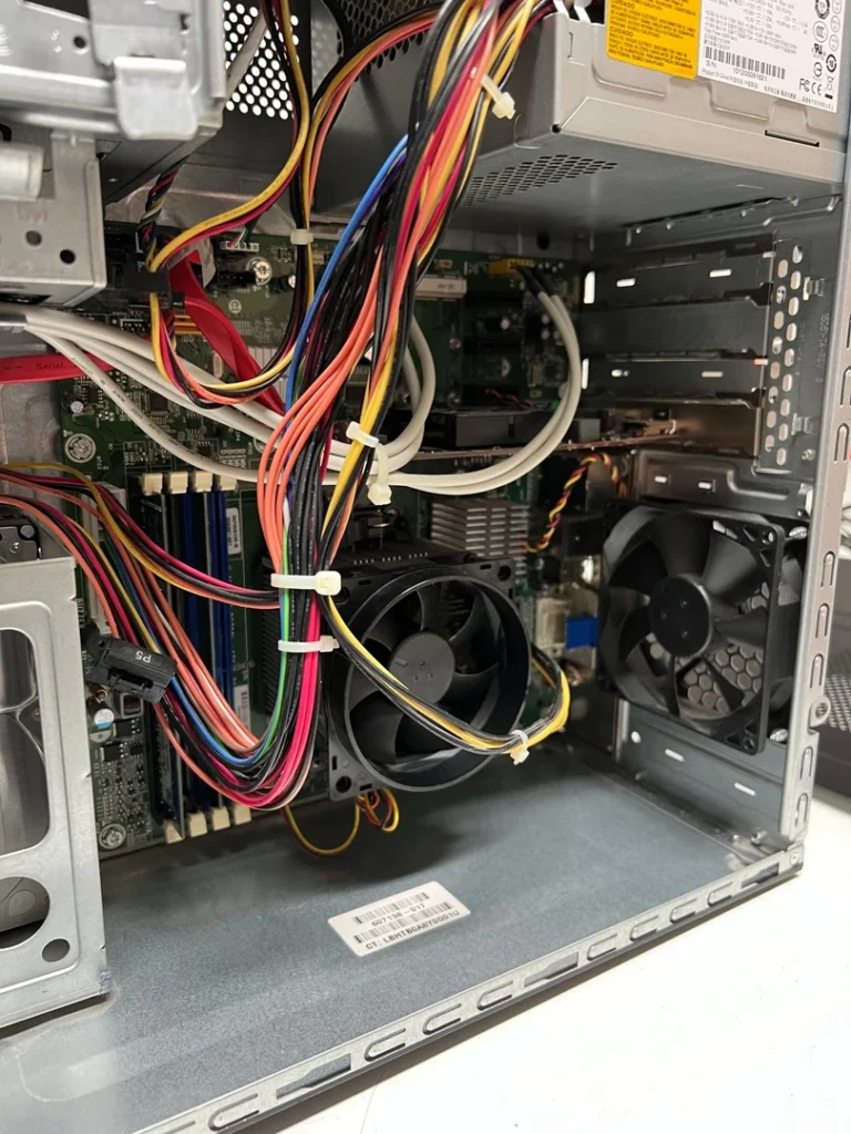 Sauberer Innenraum des geöffneten HP Pavilion P6720at nach der Wartung