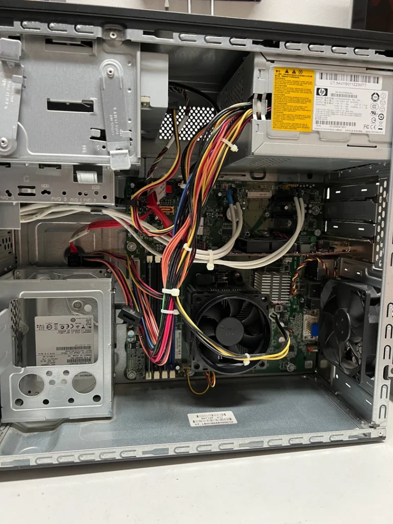 Gereinigter Innenraum des HP Pavilion mit Mainboard, CPU-Kühler und Festplatte