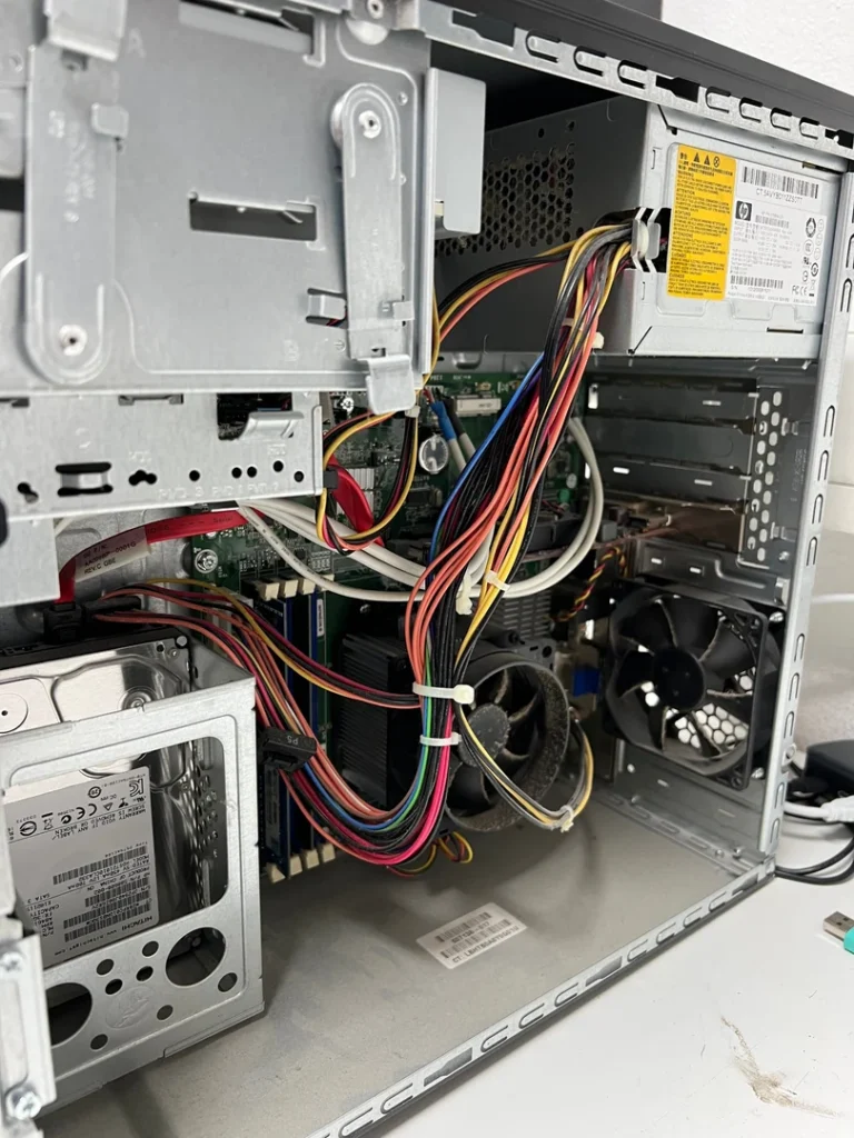 Geöffneter HP Pavilion P6720at mit verschmutzten Lüftern vor der Innenreinigung