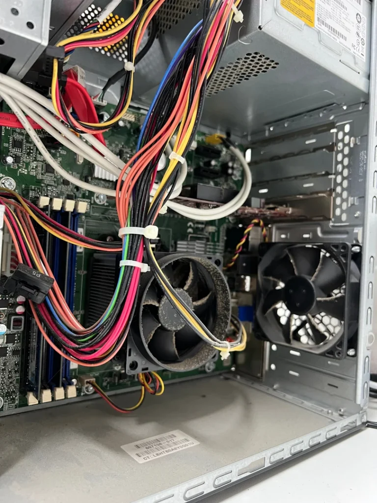 Staubablagerungen an CPU- und Gehäuselüftern des HP Pavilion P6720at