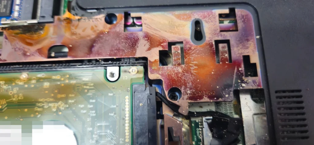 Innenansicht des HP Pavilion 17-e015sg mit Rückständen im Bereich der Festplatte