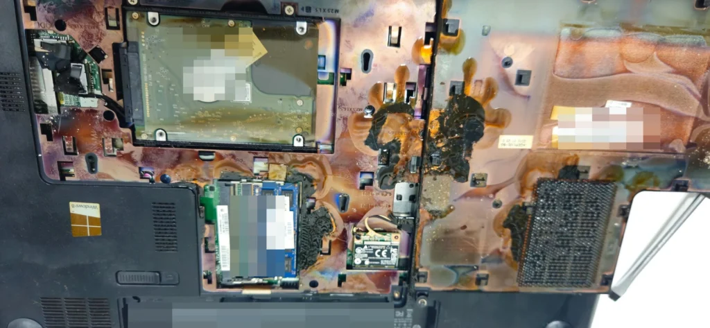 Geöffnetes HP Pavilion 17-e015sg mit starken Rückständen im Geräteinneren