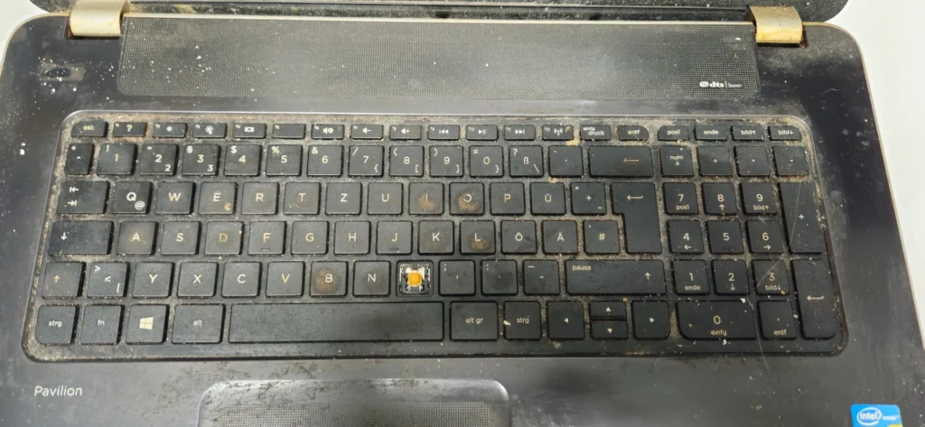 Stark verschmutzte Tastatur des HP Pavilion 17-e015sg mit fehlender Tastenkappe