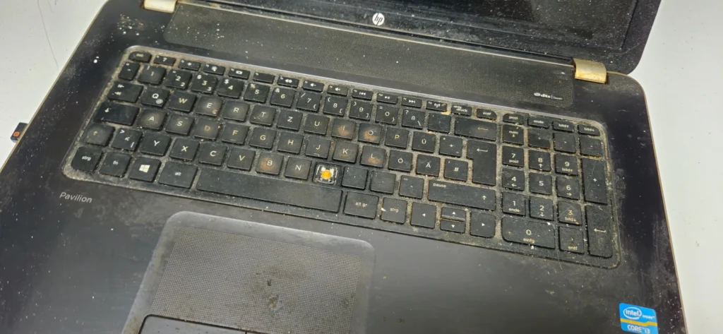 Übersicht der stark verschmutzten Tastatur und Handballenauflage