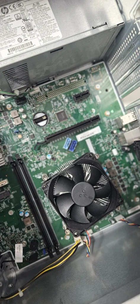 Geöffneter HP Pavilion Desktop PC mit Mainboard und ausgebauter Kühleinheit